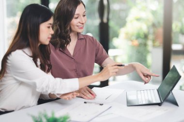 İş kadını çalışma kavramı, iş kadını gülümsemesi, iş yerindeki bilgisayarını kullanarak belge ve iş yatırımı grafik verilerini analiz ederek yatırım planı üzerinde çalışırken gülümsemesi..