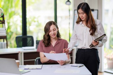 İş kadını çalışma kavramı, iş kadını gülümsemesi, iş yerindeki bilgisayarını kullanarak belge ve iş yatırımı grafik verilerini analiz ederek yatırım planı üzerinde çalışırken gülümsemesi..