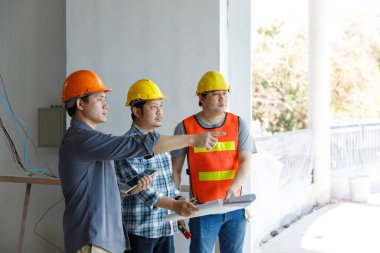 İnşaat alanında inşaat modeli ve planıyla çalışan mühendis ve mimar konsepti, inşaat alanında inşaat planını tartışan mühendis ve mimar