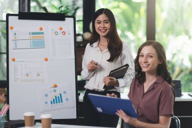 İş kadını çalışma kavramı, iş kadını gülümsemesi, iş yerindeki bilgisayarını kullanarak belge ve iş yatırımı grafik verilerini analiz ederek yatırım planı üzerinde çalışırken gülümsemesi..