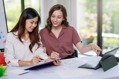 İş kadını çalışma kavramı, iş kadını gülümsemesi, iş yerindeki bilgisayarını kullanarak belge ve iş yatırımı grafik verilerini analiz ederek yatırım planı üzerinde çalışırken gülümsemesi..