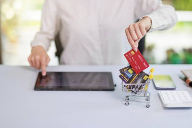 Çevrimiçi alışveriş kavramı, e-ticaret, kredi kartı tutan ve online alışveriş için dizüstü bilgisayar kullanan kadın, internet üzerinden kredi kartı kullanarak mal ve hizmetleri ödeyen iş kadını.