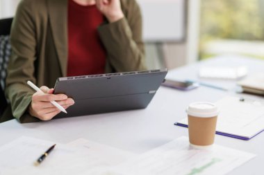 İş kadını çalışma kavramı, yakın plan iş kadını hesap makinesi ve dizüstü bilgisayar kullanarak belge ve iş yatırımı grafik verilerini analiz ederek yatırım planını kontrol ediyor