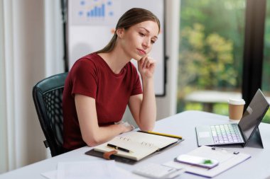 İş kadını çalışma kavramı, iş kadını gülümsemesi, iş yerindeki bilgisayarını kullanarak belge ve iş yatırımı grafik verilerini analiz ederek yatırım planı üzerinde çalışırken gülümsemesi..