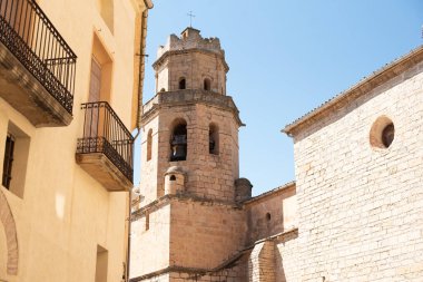 Tarragona 'nın Tivissa köyündeki kilisenin dışında.,