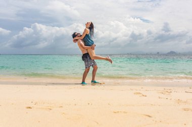 Çift, paradisial plajda balayının tadını çıkarıyor. Yaz tatili.