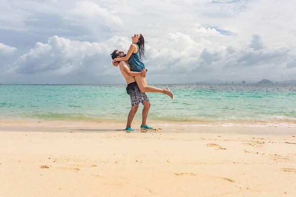 Пара Наслаждается Своим Медовым Месяцем Райском Пляже Летний Отдых — стоковое фото