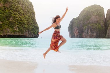 Bikinili kadın ve sarong tropik plaj cennetinde eğleniyor. Tayland 'da yaz tatili.