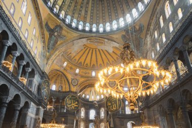 İstanbul, Türkiye - Ekim 12022: Bir zamanlar Bizans Kilisesi olan ve Osmanlılar tarafından turizm semti Sultanahmet 'te camiye çevrilen ikonik Ayasofya' nın iç kesimi.