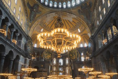 İstanbul, Türkiye - Ekim 12022: Bir zamanlar Bizans Kilisesi olan ve Osmanlılar tarafından turizm semti Sultanahmet 'te camiye çevrilen ikonik Ayasofya' nın iç kesimi.