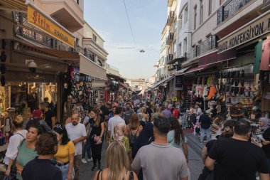 İstanbul, Türkiye - Ekim 12022: İstanbul 'da İstanbul Çarşısı yakınlarındaki kalabalık ve hareketli caddeler, yerli Türk halkı ve turistlerle dolu..