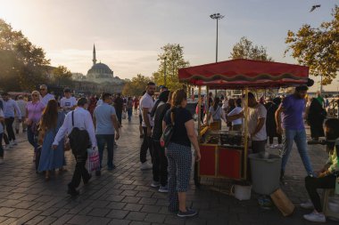 İstanbul, Türkiye - Ekim 12022: Geleneksel Türk sokak satıcısı olarak İstanbul, Türkiye 'de bir gıda standında mısır ve kestane satıyor.