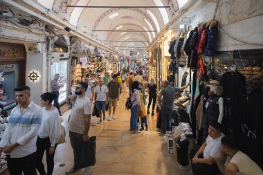 İstanbul, Türkiye - Ekim 12022: Yerel ve turist alışverişi yapanlar ve İstanbul 'un alışveriş bölgesindeki Grand Bazaar' ın iç kesimlerindeki yüksek tavanlar.