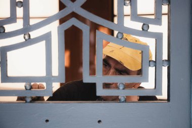 İstanbul, Türkiye - Ekim 12022: Odaklanmış bir Türk esnafın İstanbul, Türkiye 'deki bir otelin kapısına bir tasarım unsurunun ayrıntılı resmini çizmesi.