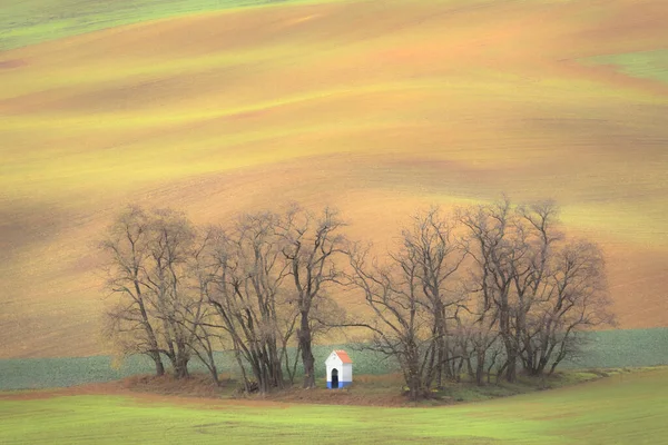 Miniaturní Kaple Obklopená Stromy Pestrobarevné Venkovské Krajině Jižní Moravě — Stock fotografie