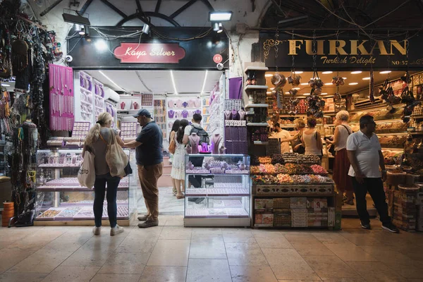 Estambul Turquía Octubre 2022 Compradores Vendedores Una Tienda Dulces Joyería — Foto de Stock