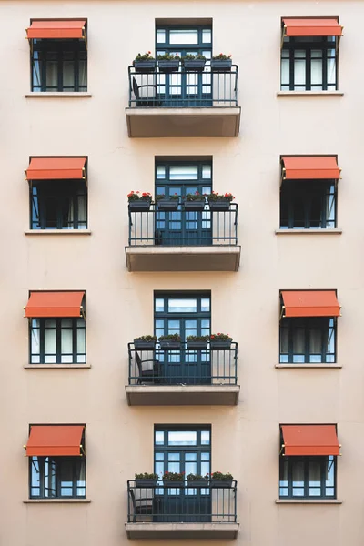 Фасад Традиционной Архитектуры Деко Французскими Балконами Внешней Стороне Жилого Дома — стоковое фото
