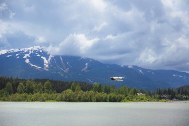 Whistler, Kanada - 3 Haziran 2019: Whistler Air, British Columbia 'nın Whistler kasabasının dışındaki Green Lake üzerinde yüzen bir uçak..