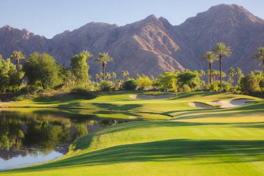 Indian Wells Golf Oteli 'nin üzerinde güzel bir altın ışık. San Bernadino Dağları manzaralı Palm Springs, Kaliforniya' da bir çöl golf sahası..