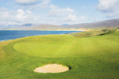 Harris Adası, İngiltere - 4 Ekim 2021: İskoçya 'nın dış Hebrides' inde, Lewis Adası 'ndaki Harris Golf Kulübü' nün Scarista 'daki sahil golf sahasında güneşli güzel bir gün.