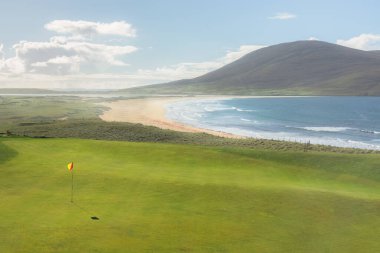 Harris Adası, İngiltere - 4 Ekim 2021: İskoçya 'nın dış Hebrides' inde, Lewis Adası 'ndaki Harris Golf Kulübü' nün Scarista 'daki sahil golf sahasında güneşli güzel bir gün.