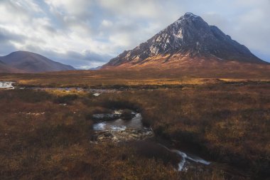 İskoçya, İskoçya 'daki Glencoe' da Buachaille Etive Mor tepesinin karamsar atmosferik dağ manzarası.