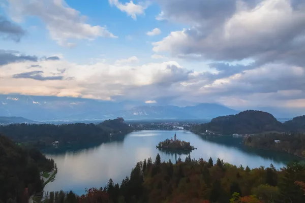 Malowniczy Widok Jesienią Osobliwą Kaplicę Wyspie Jezioro Bled Słowenia — Zdjęcie stockowe