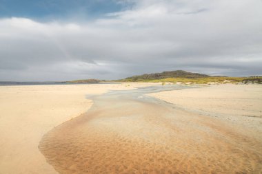 Lewis ve Harris Adası 'ndaki Resif Sahili' nin kumlu sahili boyunca, İskoçya 'nın dış Hebrides' inde deniz manzarası..