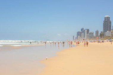 Sörfçüler Paradise, Avustralya - 4 Ocak 2023: Turistler ve sörfçüler güneşli bir yaz gününde tatil yerlerinde, Surfers Paradise, Queensland 'da tatil yapıyorlar..