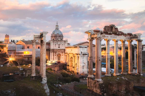 Campidoglioからの夕日や日の出の景色とローマの古代ローマのフォーラムの古典的な建築物 イタリア — ストック写真