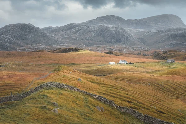 Δραματική Κυκλοθυμική Και Τραχιά Scottish Highlands Τοπίο Απομακρυσμένη Εξοχικό Σπίτι — Φωτογραφία Αρχείου