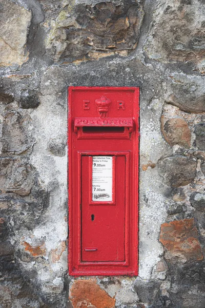 英国スコットランド スコットランド フィフス アバドールの歴史的なスコットランドの村の古い石の壁に組み込まれた王室の郵便物によって使用される古典的で古い ヴィンテージの赤いレターボックスまたはポストボックス — ストック写真