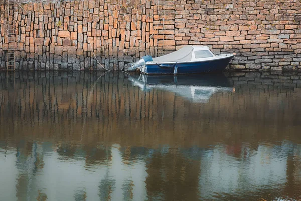 Ein Einsames Fischerboot Vor Anker Crail Harbour Einem Historischen Fischerdorf — Stockfoto