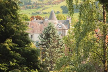 Falkland Köyü ve Lomond Hills Bölgesel Parkı 'nın Falkland Sarayı' nın bahçesinden görünüşü güneşli bir yaz günü İngiltere, İskoçya, Fife 'da..