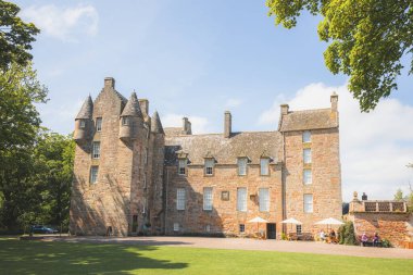 Kellie Law, İngiltere - 9 Haziran 2023: Tarihi Kellie Kalesi Malikanesi ve bahçeleri Doğu Neuk, Fife, İskoçya, İngiltere 'de güneşli bir yaz gününde.