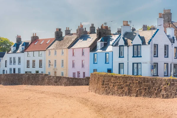 Colourful Row Seaside Houses Sandy Beach Quaint Coastal Fishing Village — Stock Photo, Image