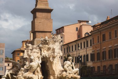 Bernini 'nin İtalya' nın tarihi Roma kentinde popüler bir turizm merkezi olan Piazza Navona 'daki Dört Nehir Çeşmesi' nin yakın plan ayrıntıları..