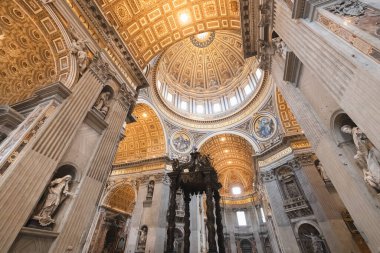 Bernini 'nin Baldacchino sunağının üzerinde, Vatikan, Roma, İtalya' daki Roma Katolik Kilisesi 'nin yuvası olan Aziz Peter Bazilikası' nın içinde abartılı bir iç mekan ve kubbe var..