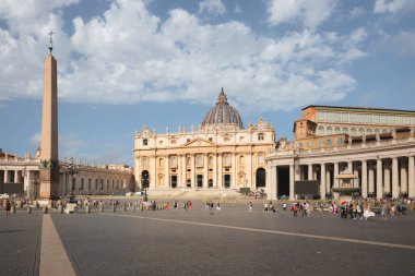 Vatikan Şehri - 28 Ağustos 2023: Turistler Roma Katolik Kilisesi 'nin evi Vatikan' daki tarihi Aziz Peter Meydanı ve bazilikasını ziyaret ettiler..
