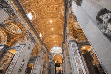 Aziz Peter Bazilikası 'nın müsrif iç mimarisi, Vatikan, Roma, İtalya' daki Roma Katolik Kilisesi 'nin evi..