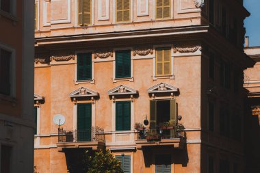 İtalya 'nın tarihi Roma kenti Trastevere' in büyüleyici mahallesindeki renkli konut binaları ve mimari üzerine dramatik bir ışık ve gölge çöktü..