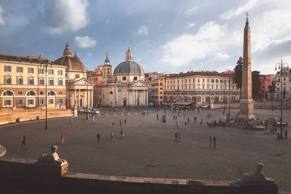 ローマ イタリア 2023 ムーディー バロックの教会と歴史的な古い町で人気のある観光ランドマークピアッツァデルポポポロでの大気の街並みの景色 — ストック写真