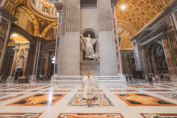 バチカン市 2023年8月28日 若いブロンドの女性観光客が バチカン市 ローマ イタリアのローマカトリック教会の家 聖ペテロのバシリカの豪華なインテリアを探検します — ストック写真