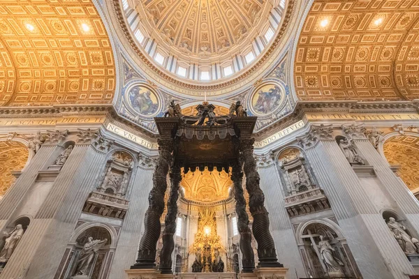 Extravagant Interior Vaulted Ceiling Dome Bernini Baldacchino Altarpiece Saint Peter — Stock Photo, Image