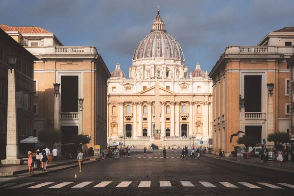 バチカン市 2023年8月28日 ムーディーライトと影 ローマの夏の日に歴史的な聖ペテロのバシリカにつながる歩行者のクロスウォークを介して イタリア — ストック写真
