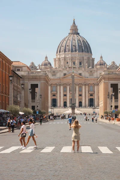 バチカン市 2023年8月27日 若いブロンドの女性観光客は ローマ イタリアの晴れた夏の日に歴史的な聖ペテロのバシリカを前に歩行者のクロスウォークに沿って立っています — ストック写真