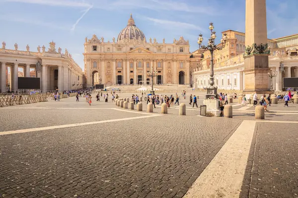 バチカン市 2023年8月27日 観光客は ローマ イタリアの晴れた夏の日に ローマカトリック教会の家 バチカンの歴史的な聖ペテロ広場とバシリカを訪問します — ストック写真