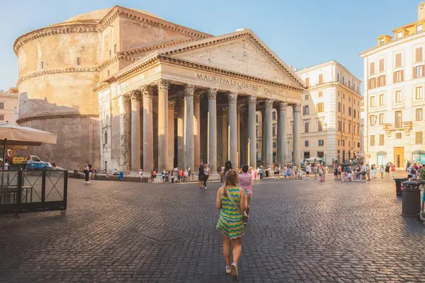 ローマ イタリア 2023 若いブロンド 歴史的な広場デッラロタンダを訪問するための観光女性観光客ワンダー 古代ローマ寺院パンテオン — ストック写真