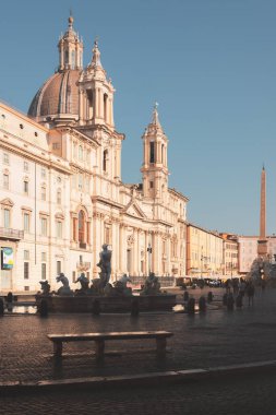 Roma, İtalya - 27 Ağustos 2023: Agone Kilisesi 'ndeki Barok Sant' Agnese, Piazza Navona 'daki çeşmeler ve dikilitaş, tarihi kentte popüler bir turizm merkezi..