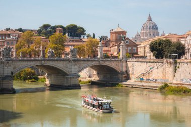 Roma, İtalya: 27 Ağustos 223: Güneşli bir yaz günü Tiber Nehri boyunca bir turist teknesinin Saint Peter Bazilikası, Vatikan Şehri ve Ponte Vittorio Emanuele II 'yi geçtiği manzara.